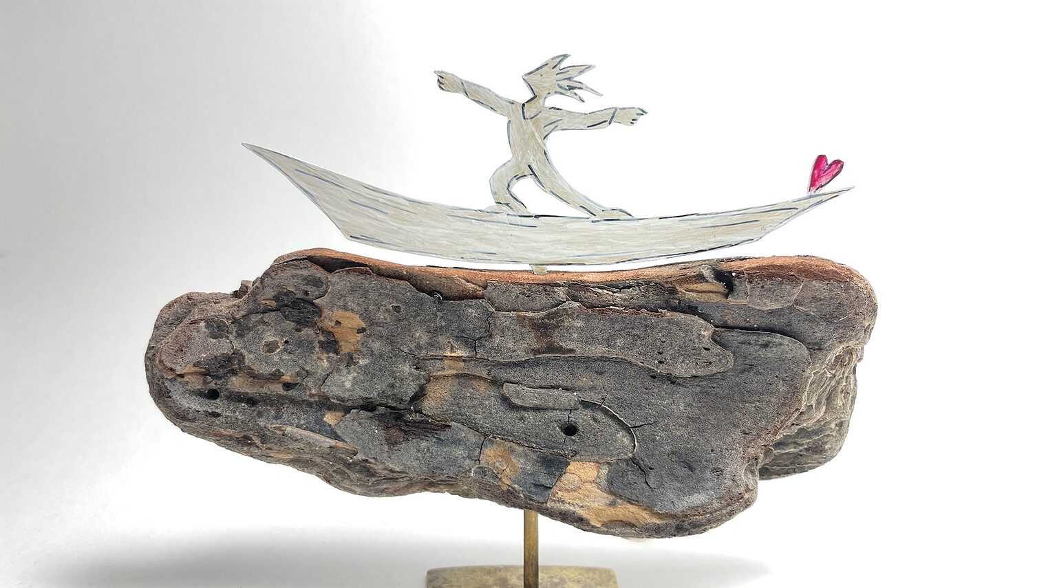 Objekt „Surfer“ von Meike Kröger, gefertigt aus Messing und Treibholz mit einer Zeichnung.
