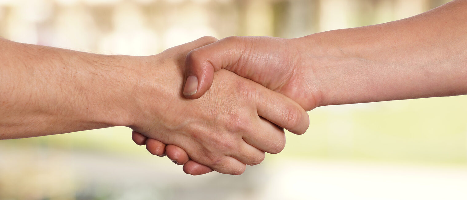 zwei, männer, handschlag, vertrag, einigung, partner, partnerschaft, hände reichen, bunter hintergrund, freundschaft, abschluss, hand, hände, geben, schütteln, hilfsmittel, beistand, pflege, pflegende, hilfe, rettung, dienstleistung, unterstützung, teamarbeit, zusammenarbeit, treue, familie, freund, geste, schenken, gesundheit, hilfsbereit, halten, hoffnung, zusammengehörigkeit, zwei menschen, partnes, gratulieren, begrüßen, buisness, einig, menschlich, liebevoll, bedürfnis, romantik, sicherheit, outdoor