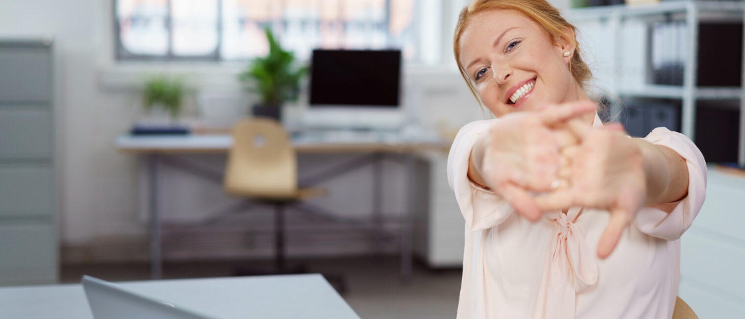 AdobeStock_117440262_web, gesundheit, büro, schreibtisch, strecken, bewegung, schmerzen, dehnen, strecken, hände,
