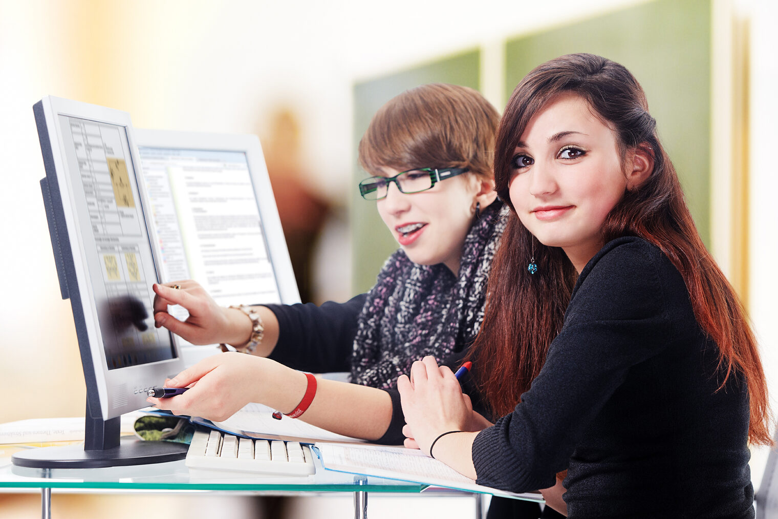 Schule, Computer, Schülerinnen, Abitur, Bildschirm, lernen, Mädchen, Frauen, helfen, gemeinsam, Technik, Arbeitsplatz, Klassenzimmer, Schulkind, Spaß, Freunde, Hausaufgaben, Freundschaft, zuhause, schreiben, Bildung, Hilfe, Wissen, Ausbildung, denken, Konzentration, konzentriert, Aufgabe, üben, studieren, Unterricht, Schulaufgaben, Jugendliche, Teenager, lächeln, clever, intelligent, jung, freudig, Jugend, Hausaufgabe, Übung, Kommunikation, erklären, Erfolg, Bücher, Heft, Schulbuch, weiblich, Schulstress