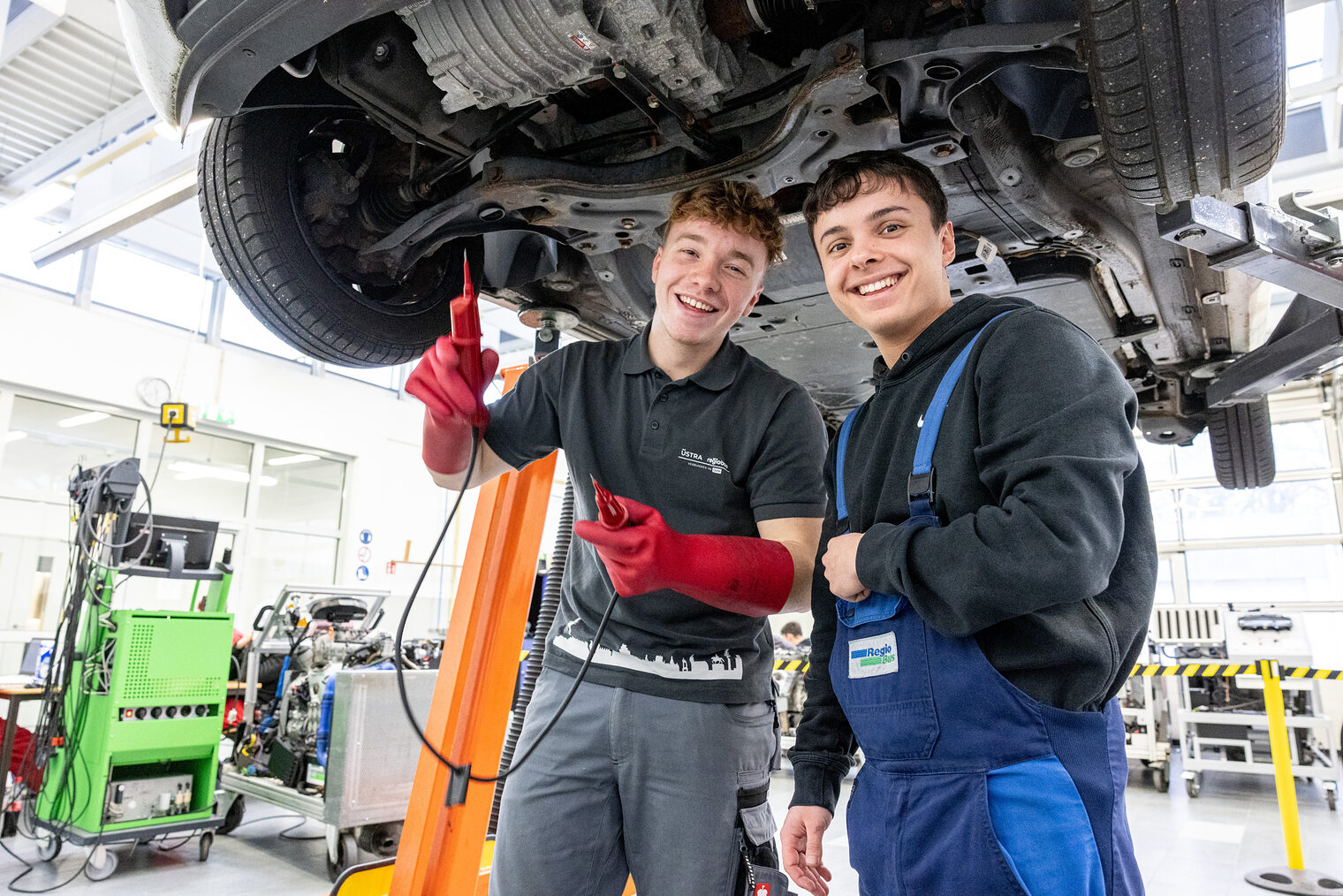 2023-0112 HWK Feature-Bilder-069.jpg_web, Ausbildung, Azubis, männlich, Jungen, Werkstatt, Auto, kfz, Karriere