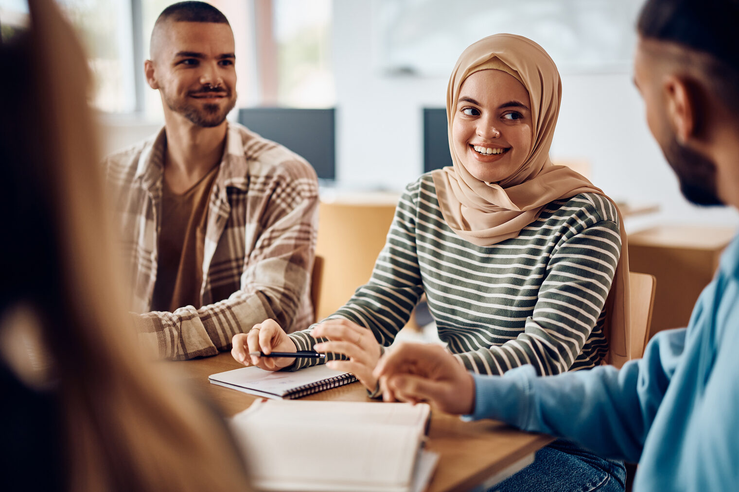 AdobeStock_506811195.jpg_web, studenten, studentin, frau, mann, azubi, klassenraum, praktikum, jordanien, muslima, jugendliche, lernen