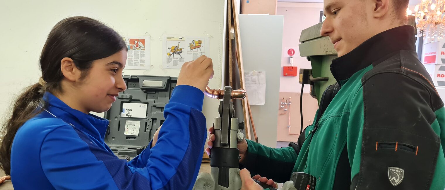 Im Betrieb Gesundheitstechnik Carl Oettinger GmbH haben die Mädchen Kerzenständer aus Kupferrohrstücken hergestellt. Maedchen, Betriebsbesuch, Oettinger, Sanitär, SHK