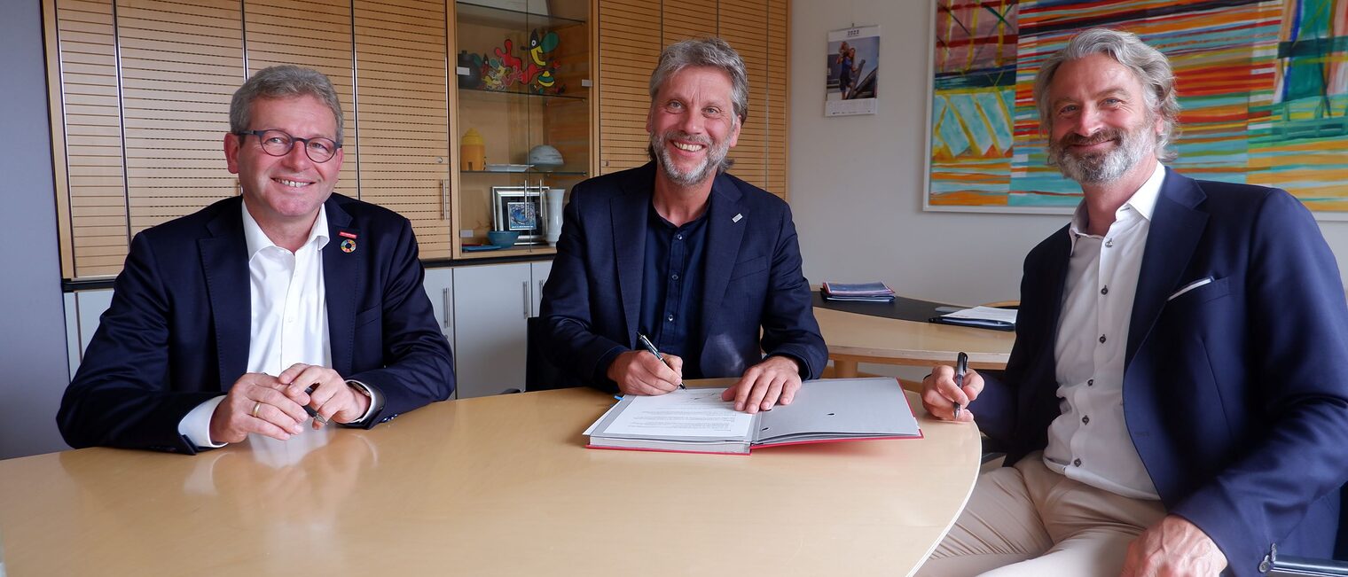 (v.l.n.r.) Thomas Gehre, Präsident der Handwerkskammer Hannover, Dr. Marc Hudy, Präsident der HAWK Hochschule Hildesheim/Holzminden/Göttingen und Peter Karst, Hauptgeschäftsführer der Handwerksammer Hannover, bei der gemeinsamen Vertragsunterzeichnung. (v.l.n.r.) Thomas Gehre, Präsident der Handwerkskammer Hannover, Dr. Marc Hudy, Präsident der HAWK Hochschule Hildesheim/Holzminden/Göttingen und Peter Karst, Hauptgeschäftsführer der Handwerksammer Hannover, bei der gemeinsamen Vertragsunterzeichnung.