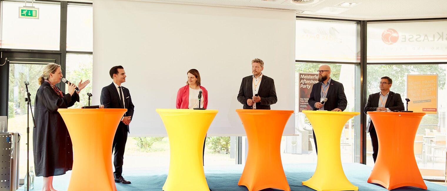 Nina Lemmerz-Sickert von der Handwerkskammer Hannover (li) moderierte die Podiumsdiskussion, in der die Teilnehmenden Claudio Provenzano, Julia Willie Hamburg, Dr. Christian Welzbacher, Volker Schmolz und Danny Schnur (v.l.n.r.) Schlaglichter auf das Thema berufliche Bildung warfen.