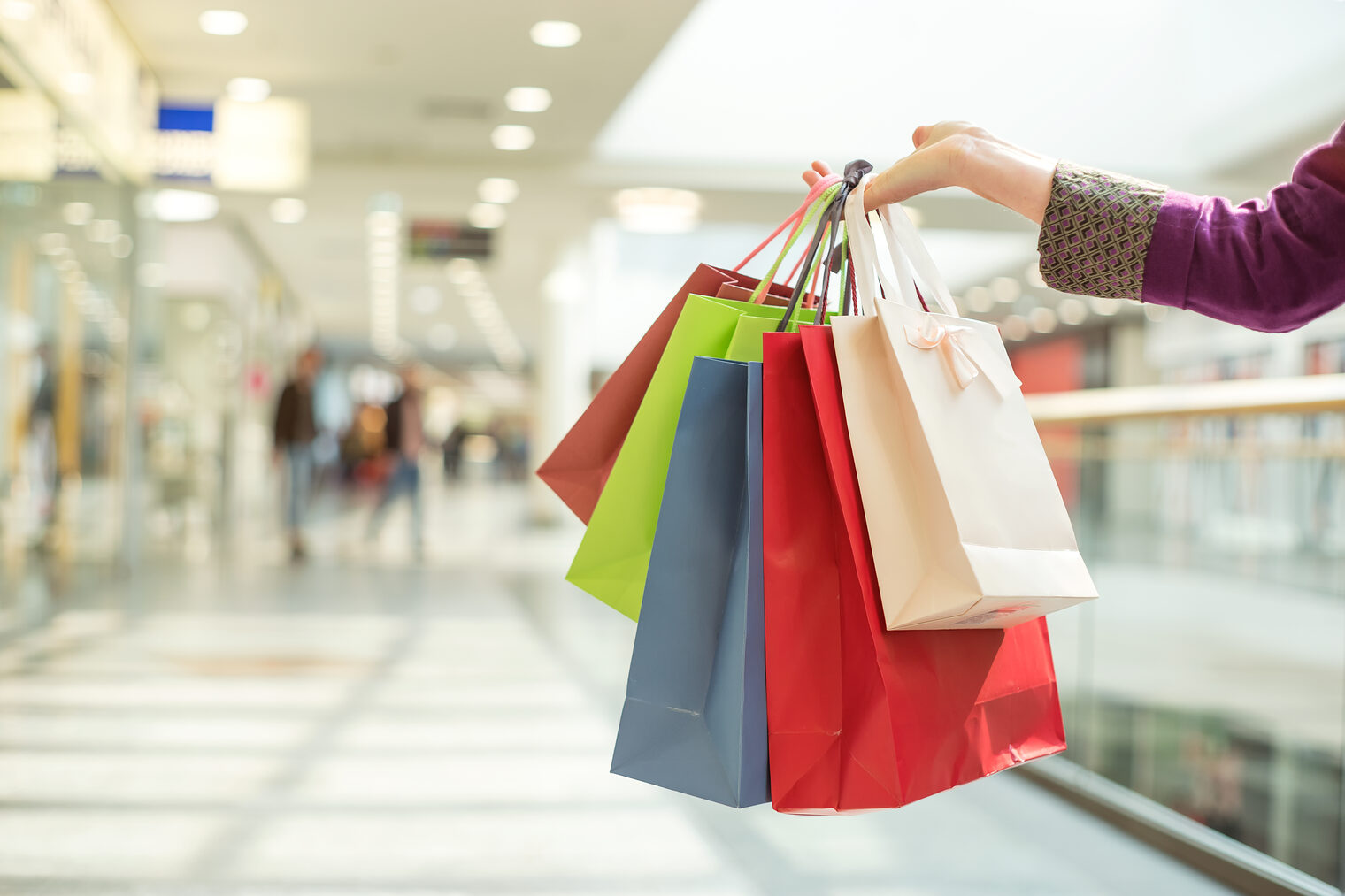 Crop female hand holding colorful paper bags on background of shopping center. Schlagwort(e): female, shopping, bags, consumer, showing, shopaholic, purchase, buying, clothes, indoors, purchasing, lifestyle, happy, hand, casual, store, customer, sale, shop, holding, shopper, commercial, buy, body part, crop, anonymous, unrecognizable, faceless, colorful, center, posing, commerce, discount, expressive, enjoying, emotional, excitement, mall, horizontal, copy space, female, shopping, bags, consumer, showing, shopaholic, purchase, buying, clothes, indoors, purchasing, lifestyle, happy, hand, casual, store, customer, sale, shop, holding, shopper, commercial, buy, body part, crop, anonymous, unrecognizable, faceless, colorful, center, posing, commerce, discount, expressive, enjoying, emotional, excitement, mall, horizontal, copy space