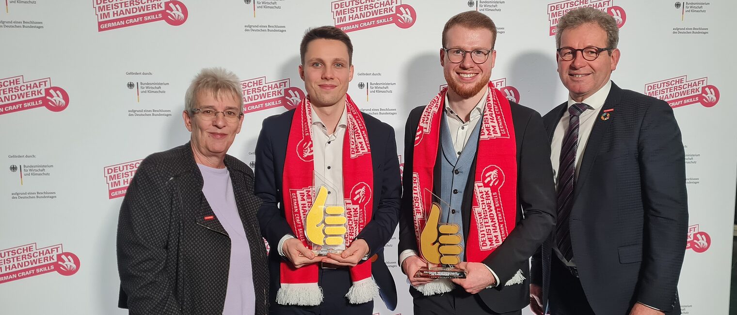 v.l.n.r. Vizepräsidentin der Handwerkskammer Hannover Stephanie Wlodarski, Elektroniker für Gebäudesystemintegration Jannis Luca Wiehart, Orgelbauer Ben Sedrik Oelke und Präsident der Handwerkskammer Hannover Thomas Gehre bei der Feier in Berlin.