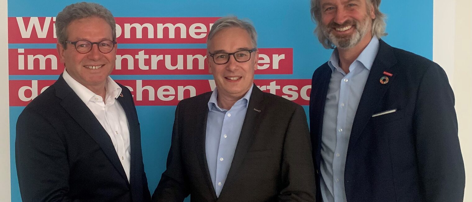Thomas Gehre (links) und Peter Karst freuen sich, dass Gernot Hagemann (Mitte) mit an Bord ist. Thomas Gehre (links) und Peter Karst freuen sich, dass Gernot Hagemann (Mitte) mit an Bord ist.