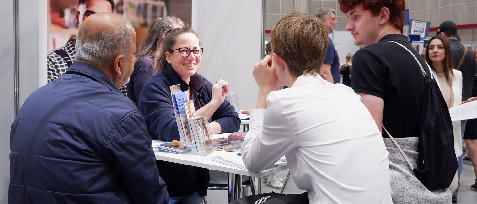 Vocatium 2025 - Ausbildungsberaterin der Handwerkskammer Hannover im Beratungsgespräch Vocatium 2025 - Ausbildungsberaterin der Handwerkskammer Hannover im Beratungsgespräch