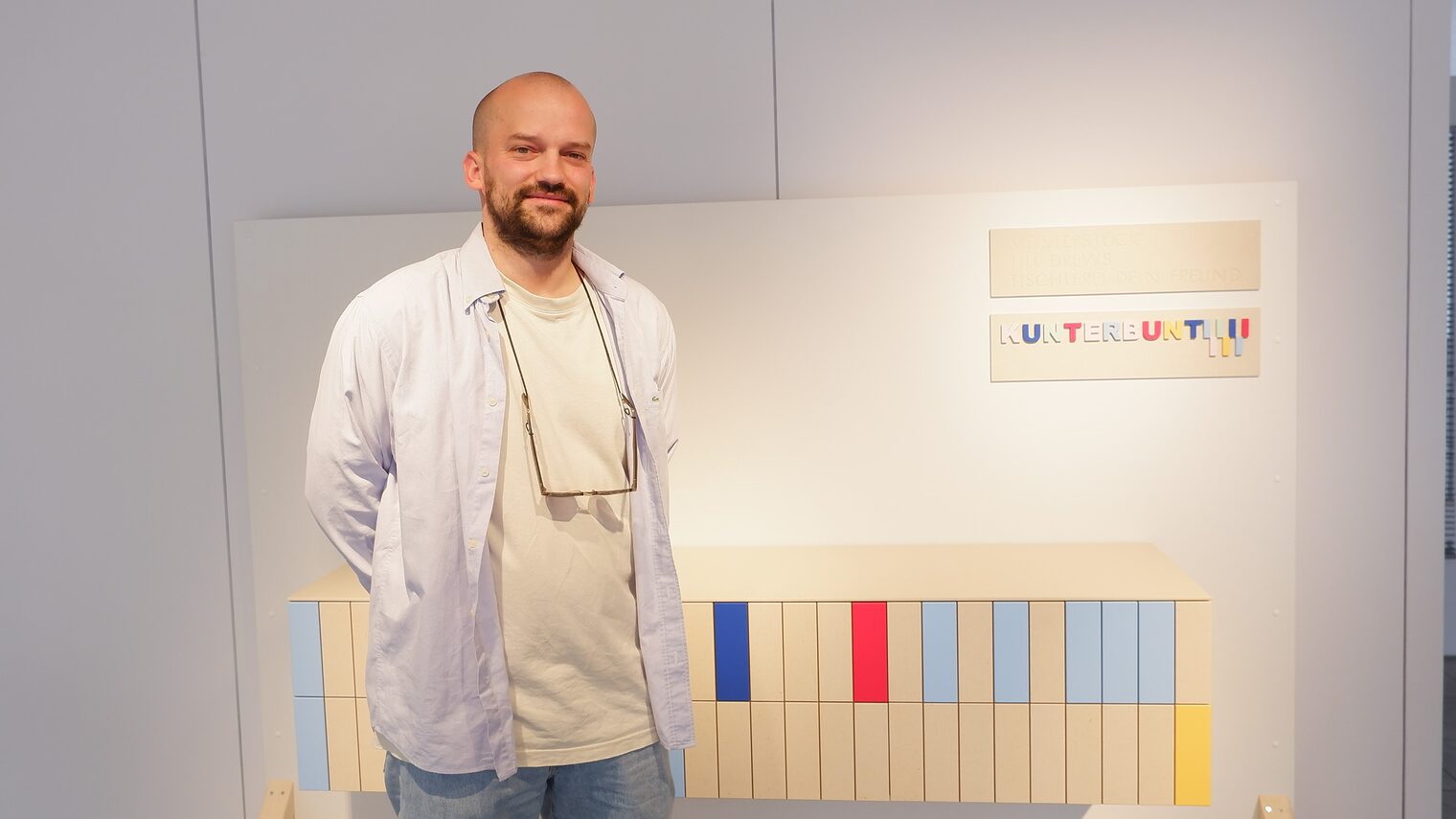 Frischgebackener Tischlermeister Till Drews mit seinem Meisterstück.