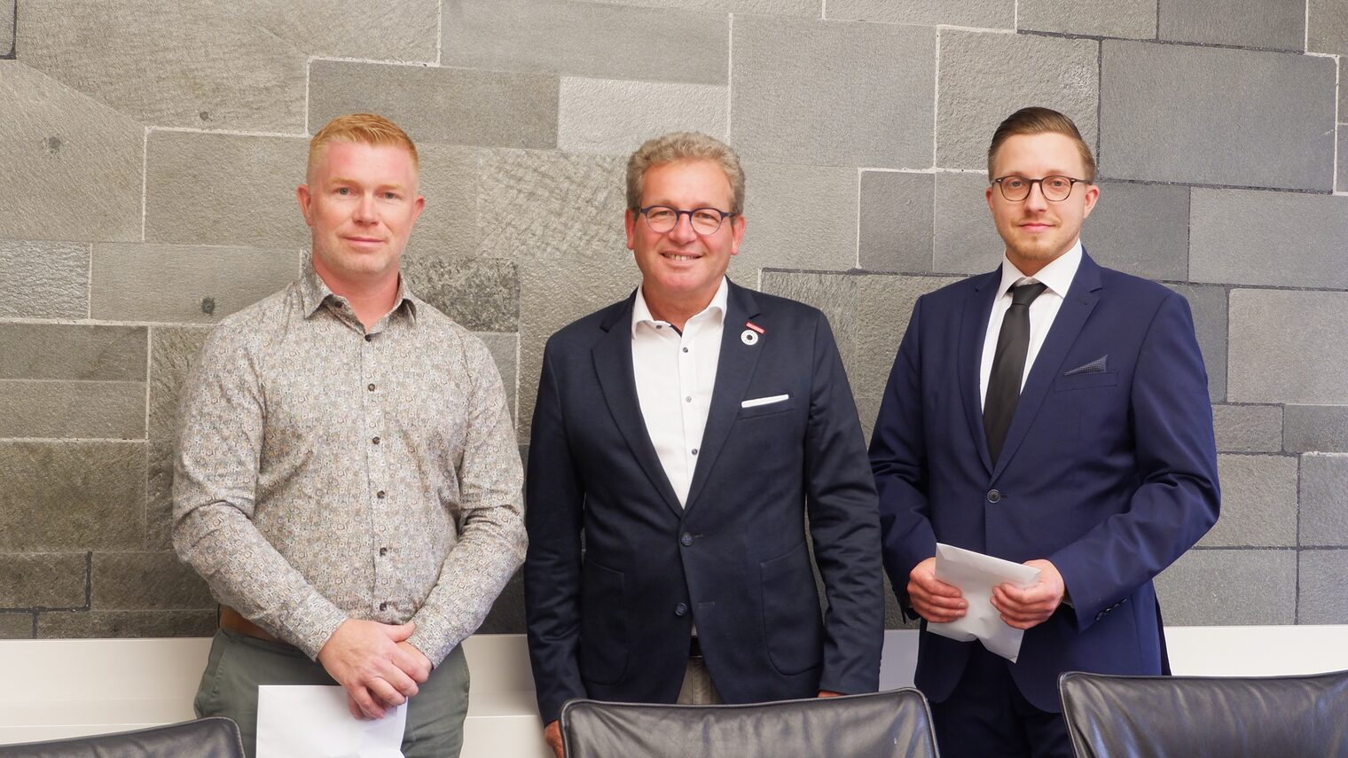 Präsident Thomas Gehre vereidigt Dachdeckermeister Kevin Döring und Orthopädieschuhmachermeister Dennis Töpsch.