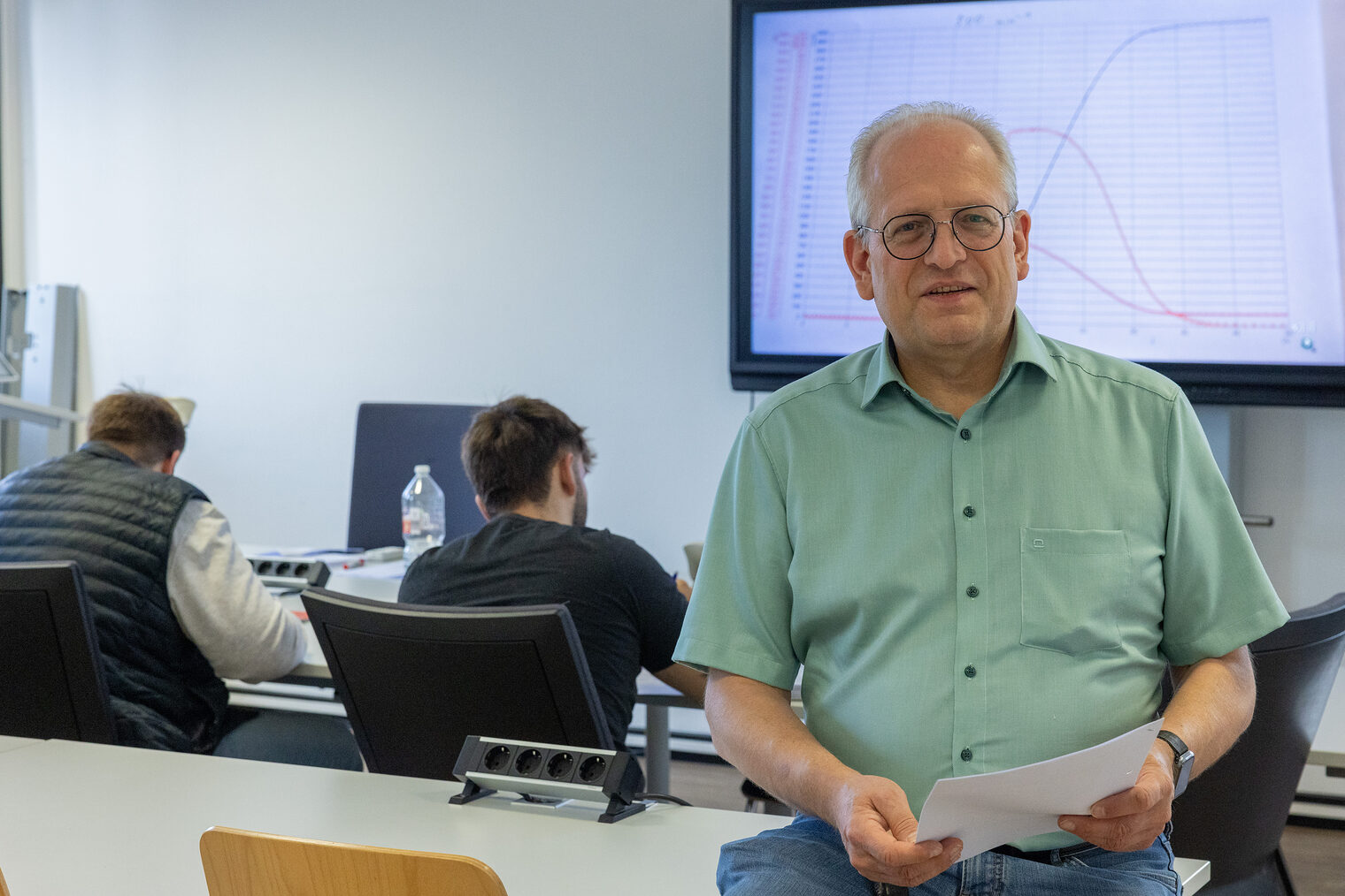 Honorardozent Markus Fritz während eines Kurses im Klassenraum.