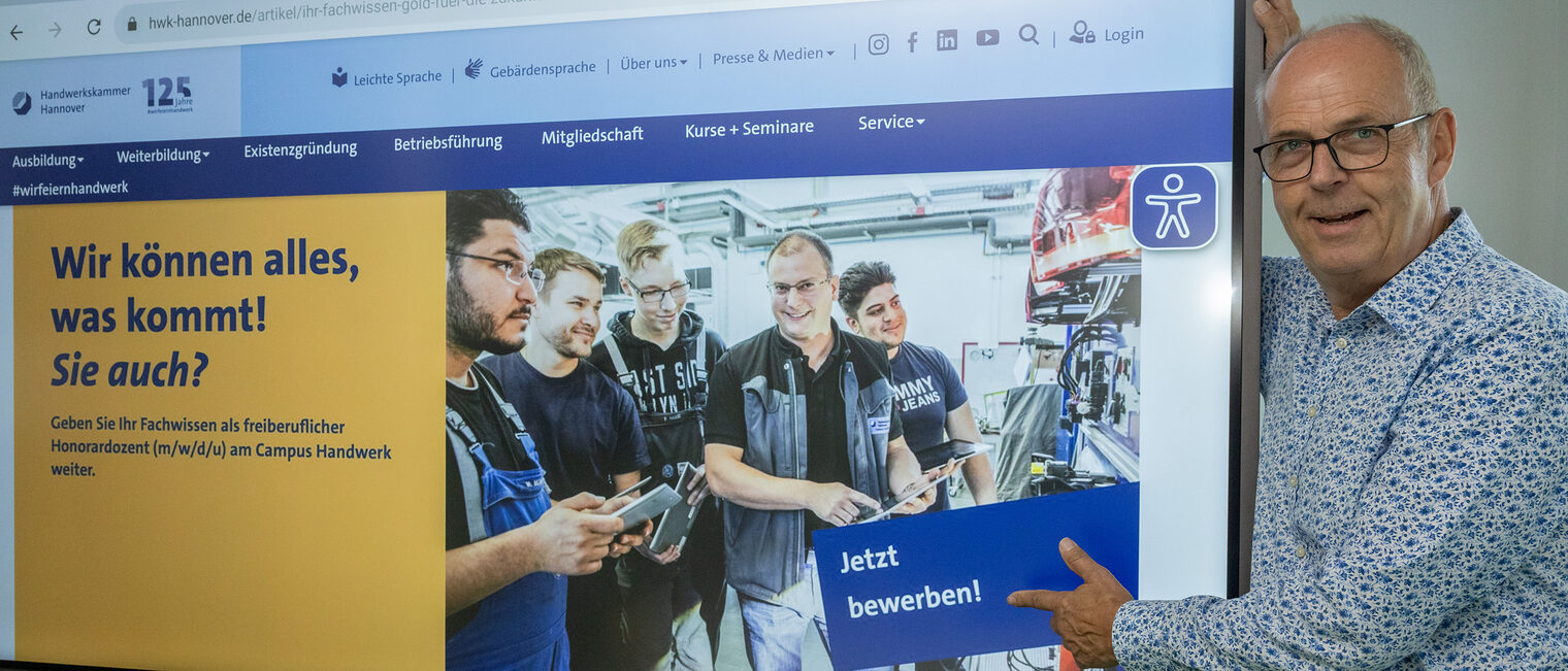 Honorardozent Oliever Jysch zeigt eine Grafik auf einem Bildschirm. Honorardozent Oliever Jysch zeigt eine Grafik auf einem Bildschirm.