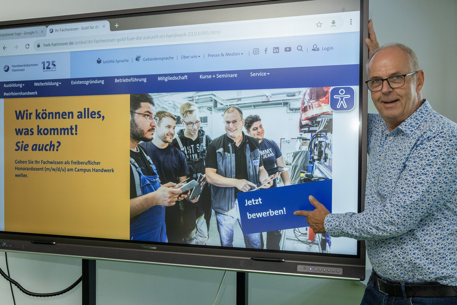 Honorardozent Oliever Jysch zeigt eine Grafik auf einem Bildschirm.