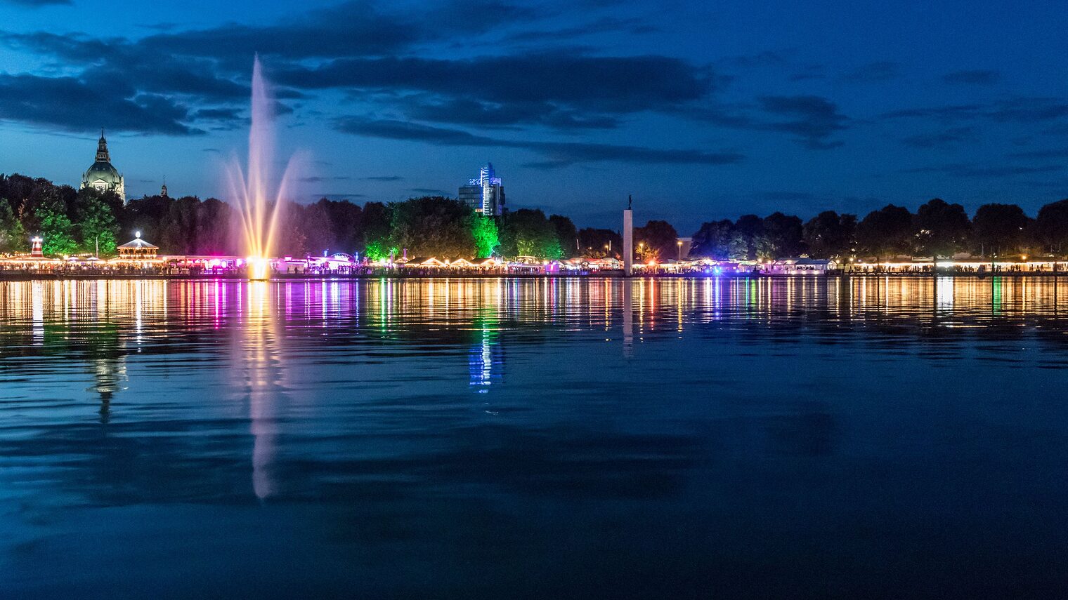 Der Maschsee in Hannover am Abend.