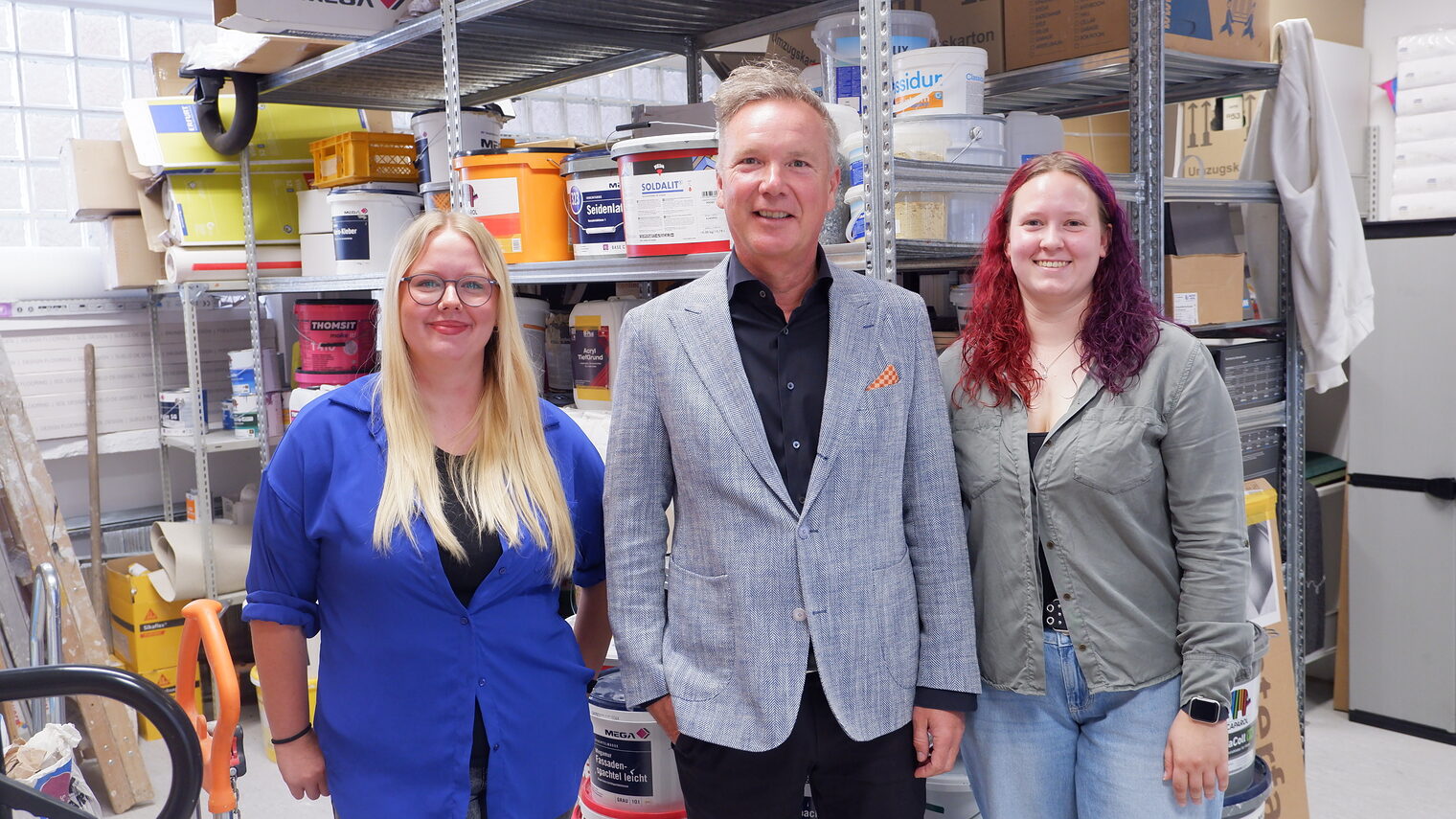 Geschäftsführer Maik Heuer von der Malermeister Kramer GmbH mit Ausbilderin Mandy Rietz und Auszubildende Florentina Ortega