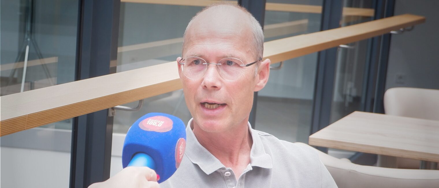 Mann gibt Interview mit Mikrofon
