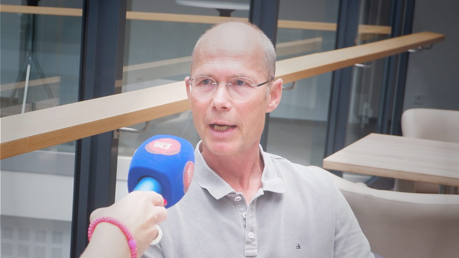 Mann gibt Interview mit Mikrofon