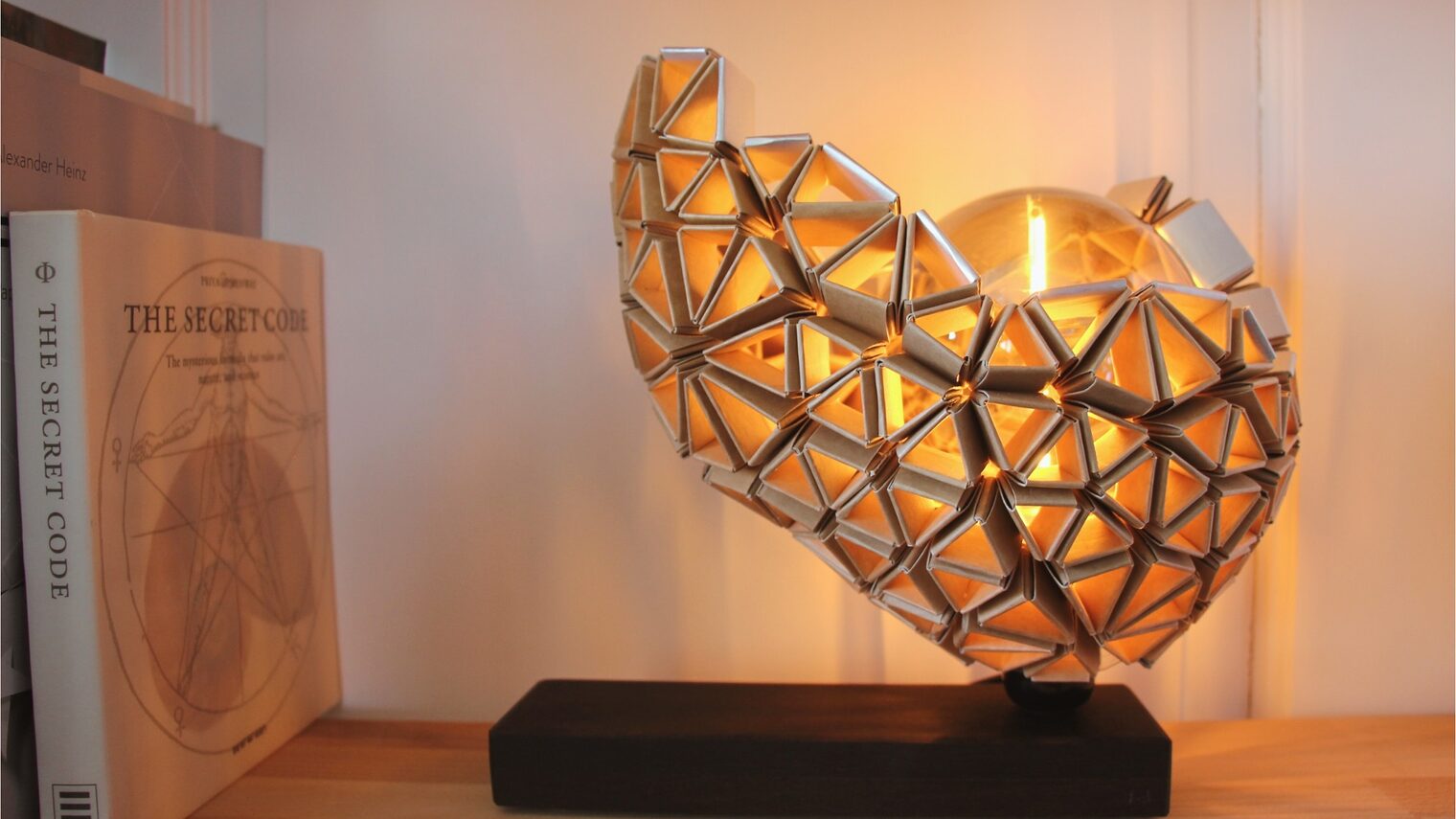 Leuchte von Johannes Daniel aus recycelten Getränkekartons.