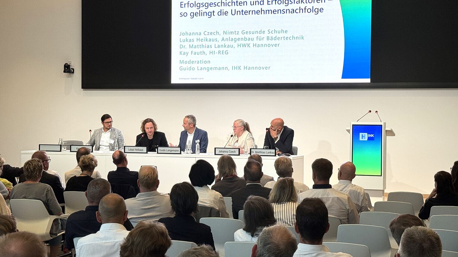 Das Podium mit Best Practice und Beratern aus den Kammer vor Publikum.