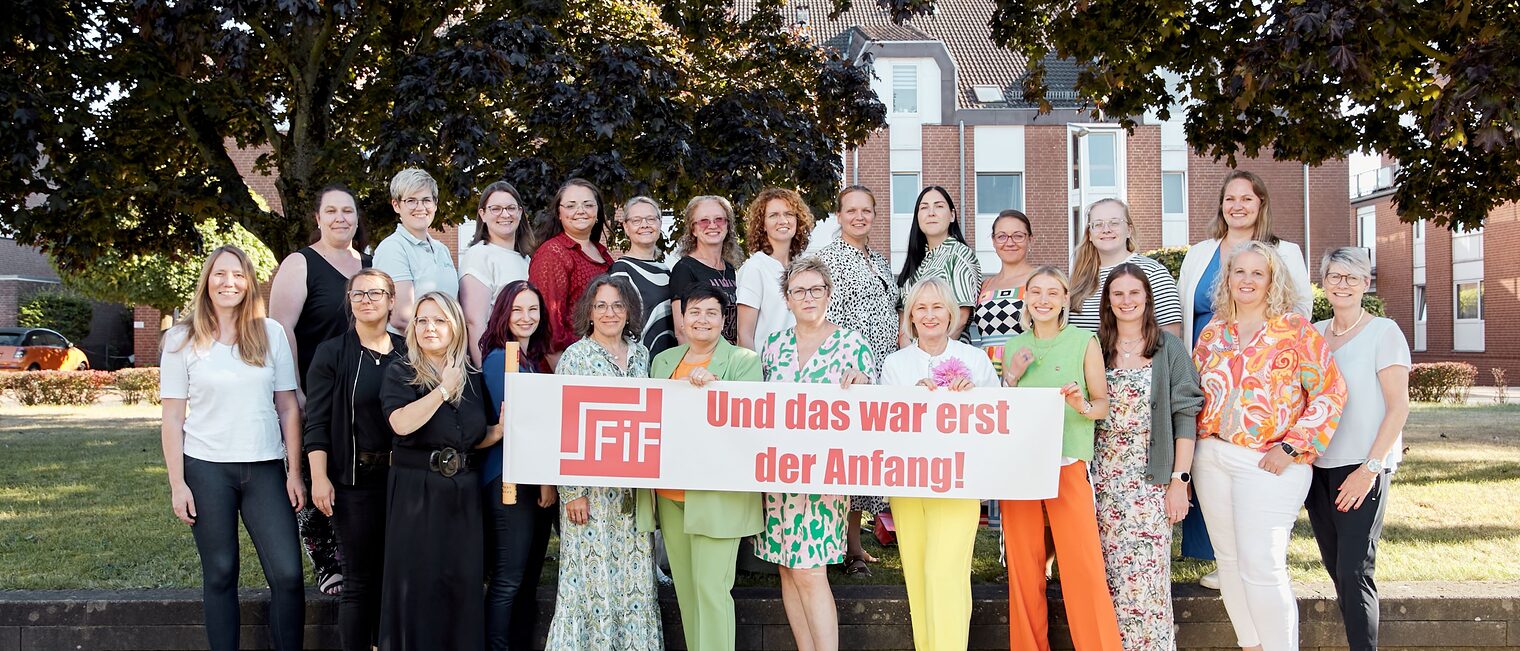Teilnehmerinnen des Projekts "Handwerk mit FiF" stellen sich als Gruppe auf.