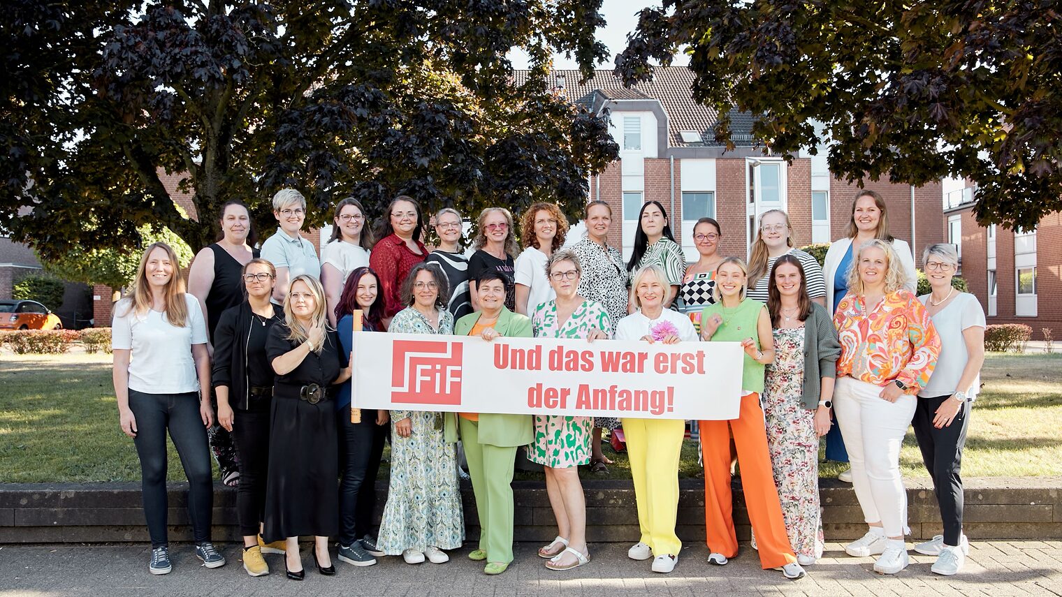Teilnehmerinnen des Projekts "Handwerk mit FiF" stellen sich als Gruppe auf.