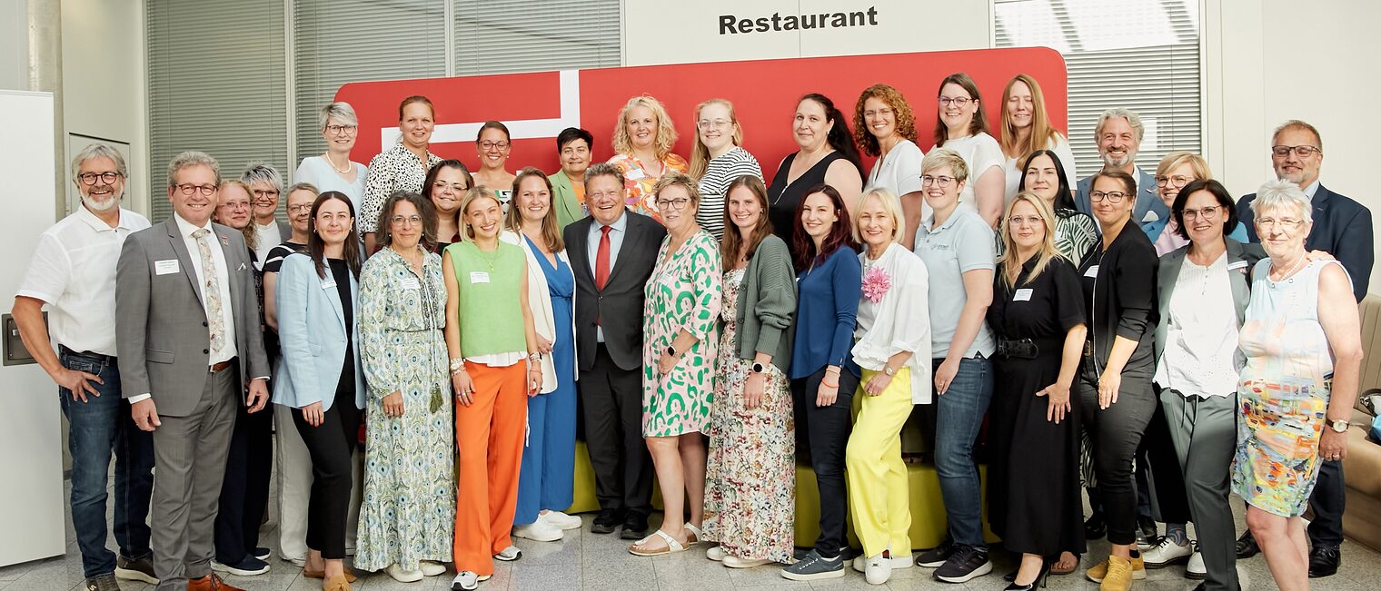 Alle Projektbeteiligte von "Handwerk mit FiF 2025" stellen sich mit Minister Philippi zum Gruppenbild auf.