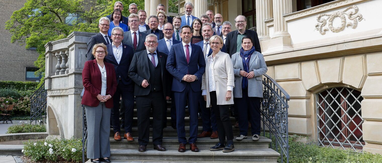 Gruppenfoto der Vertreter aus Handwerk und Politik in Hannover. Gruppenfoto der Vertreter aus Handwerk und Politik auf der Außentreppe des Gästehauses der Landesregierung Hannover.