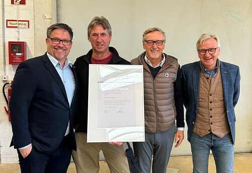 HWK ehrt Meyer bei Tischlerei Helmrich für 50 Jahre im Handwerk. Geschäftsführer Stefan Schillerüberreichte Andreas Meyer bei der Tischlerei Helmrich die Urkunde für 50 Jahre im Handwerk.