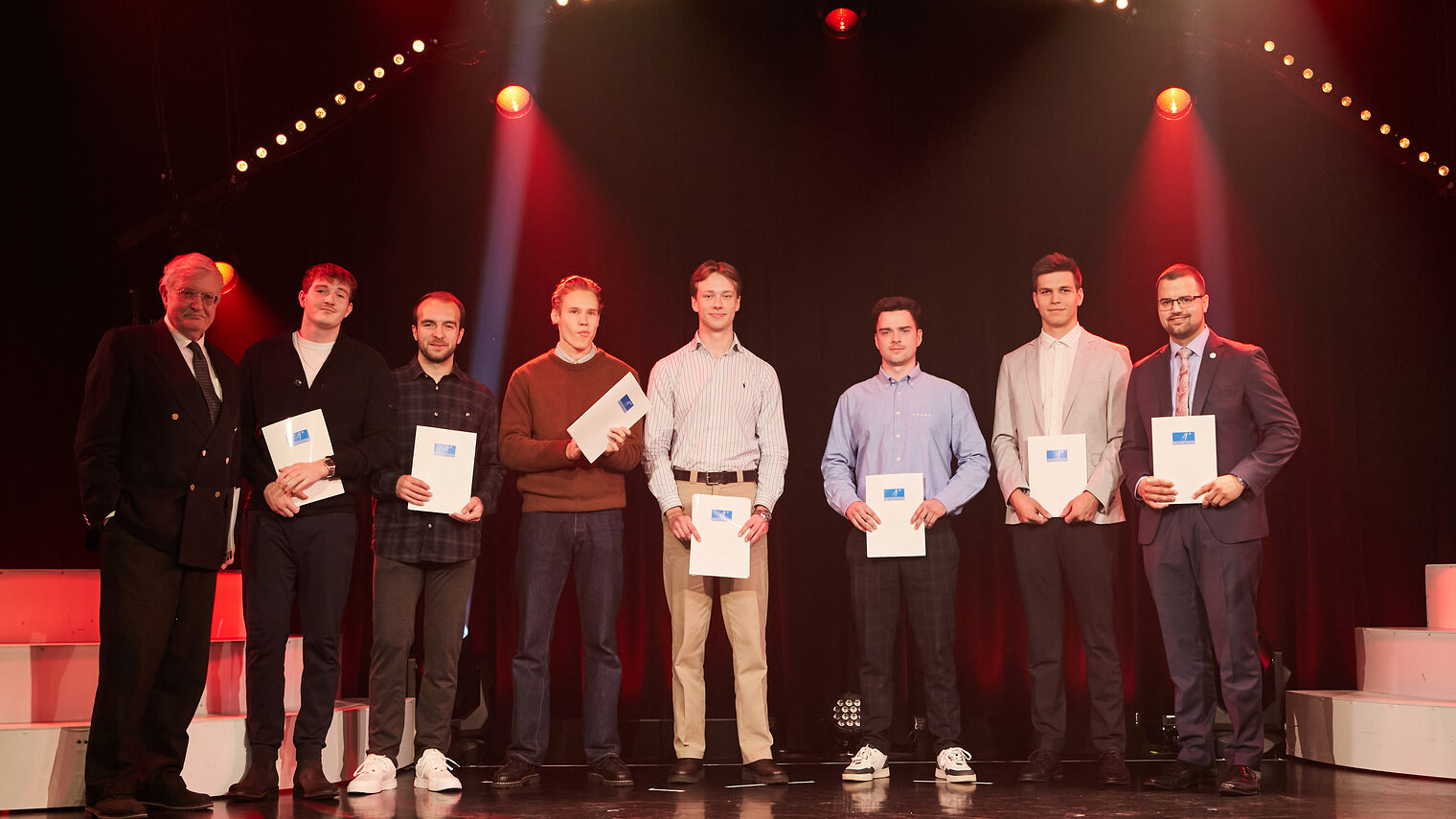 Prof. Dr. Ulrich von Jeinsen von der Kurt-Alten-Stiftung steht im GOP Variete Theater mit den drei diesjährigen Preisträgern und fünf Stipendiaten auf der Bühne.