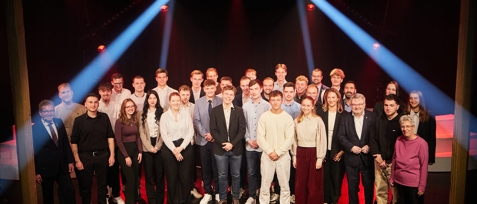 32 Kammersiegerinnen und Kammersieger stehen im GOP Varieté Theater zum Fotoshooting auf der Bühne.