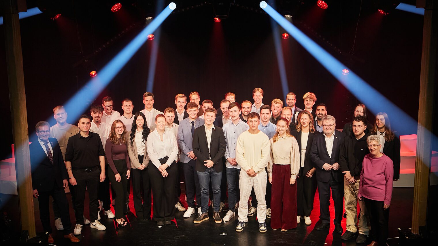 32 Kammersiegerinnen und Kammersieger stehen im GOP Varieté Theater zum Fotoshooting auf der Bühne.