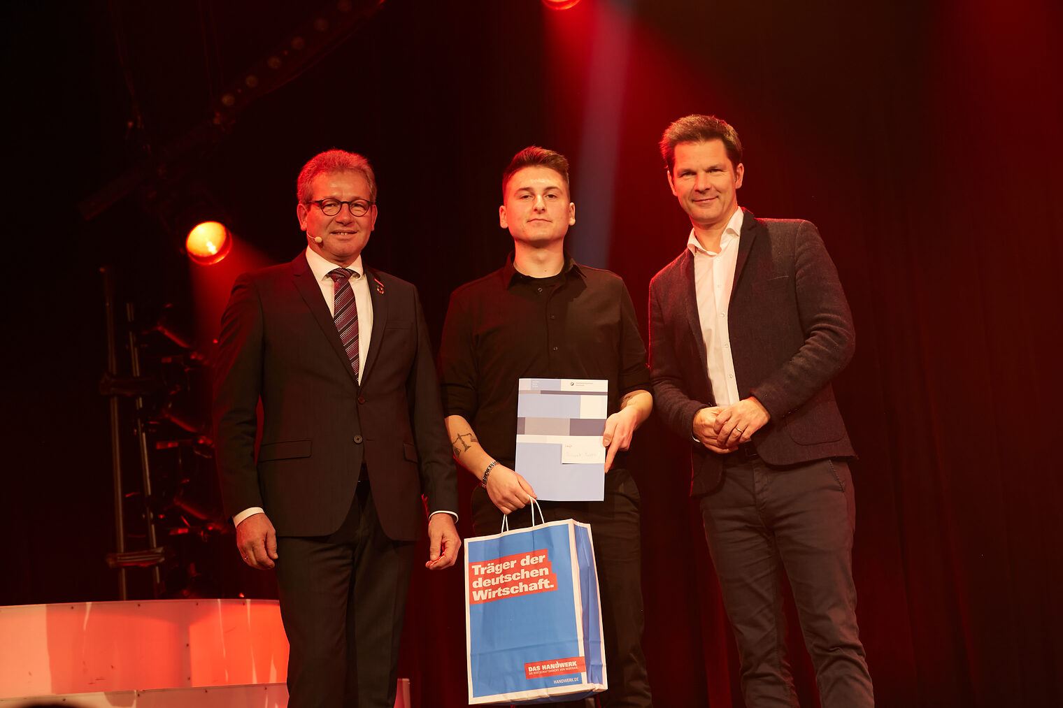 Auf der Bühne bei der Kammersiegerehrung v.l.n.r. Kammerpräsident Thomas Gehre, Vincent Marks und Regionspräsident Steffen Krach.