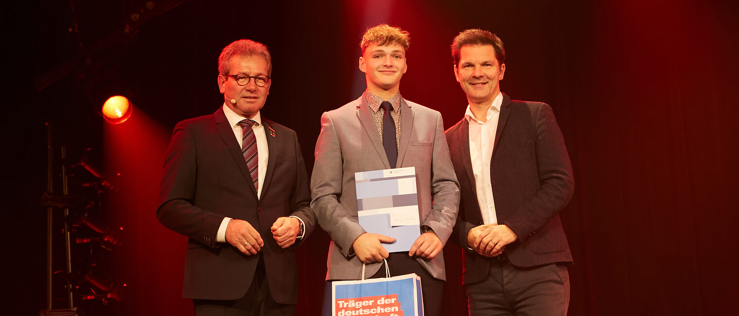 Hannes Bartels bei der Kammersiegerehrung 2025 im GOP Hannover mit Kammerpräsident Thomas Gehre und Regionspräsident Steffen Krach.