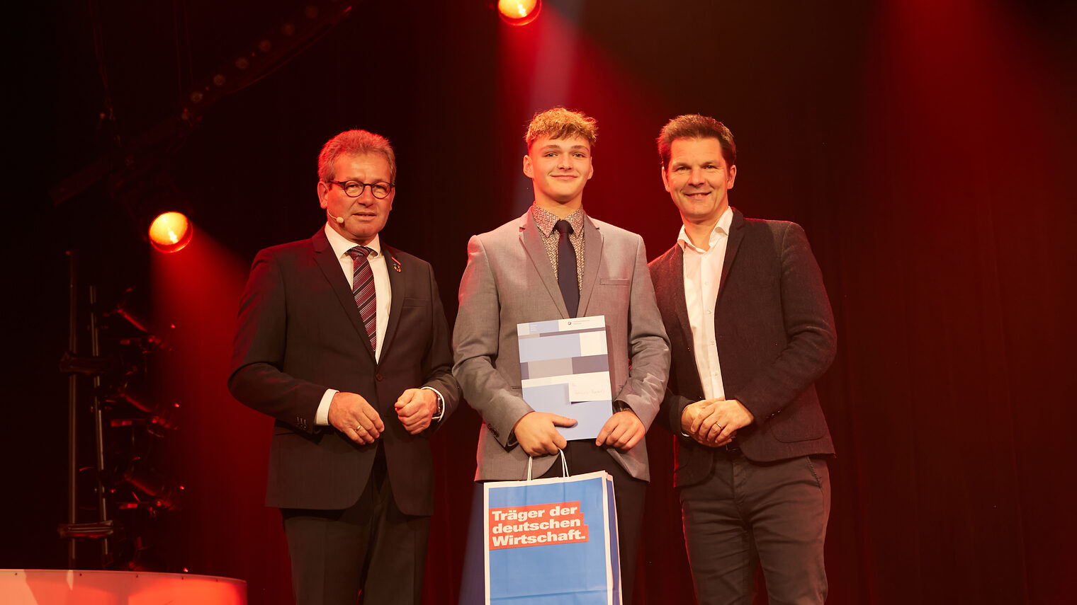 Hannes Bartels bei der Kammersiegerehrung 2025 im GOP Hannover mit Kammerpräsident Thomas Gehre und Regionspräsident Steffen Krach.
