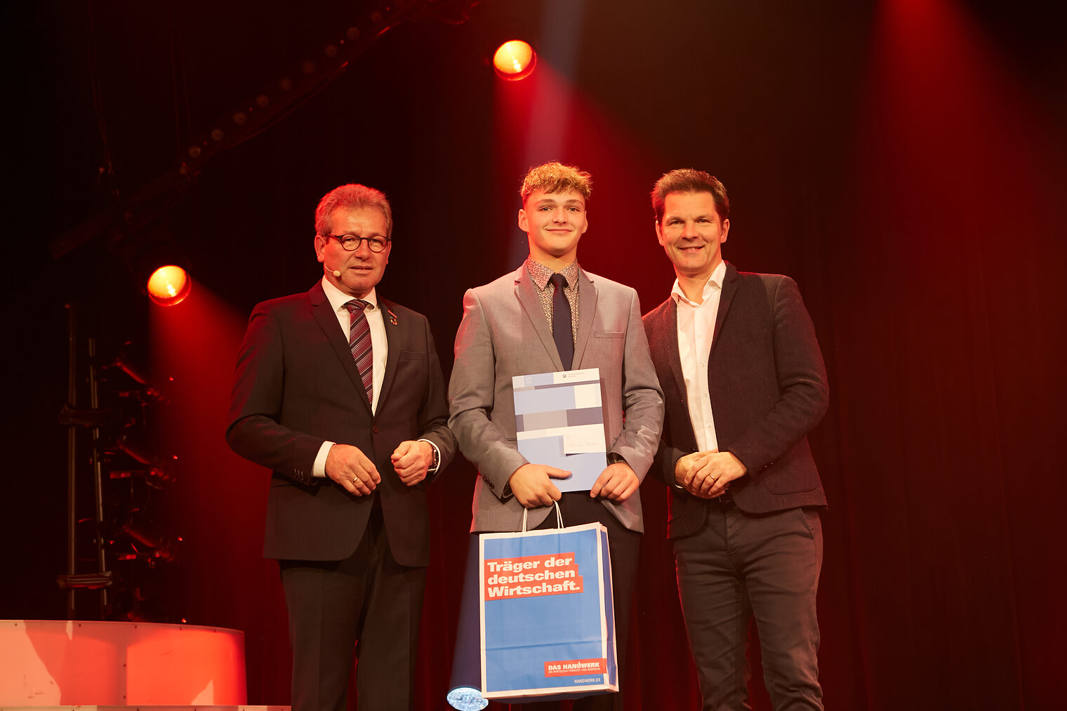 Hannes Bartels bei der Kammersiegerehrung 2025 im GOP Hannover mit Kammerpräsident Thomas Gehre und Regionspräsident Steffen Krach.