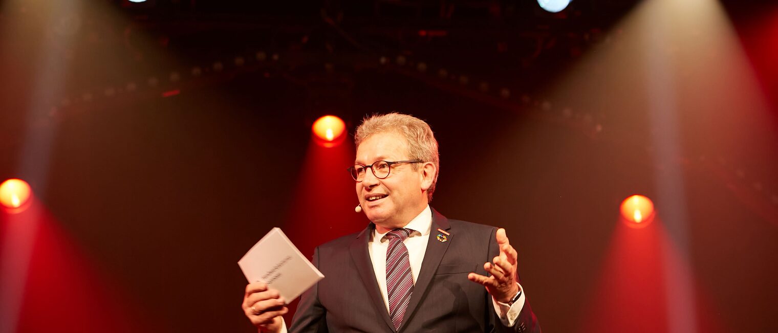 Thomas Gehre steht auf der Bühne des GOP