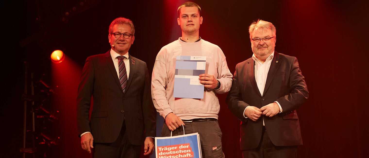 Christoph Knüppel mit Kammerpräsident Thomas Gehre (li.) und Hannovers Bürgermeister Thomas Hermann (re). auf der Bühne.