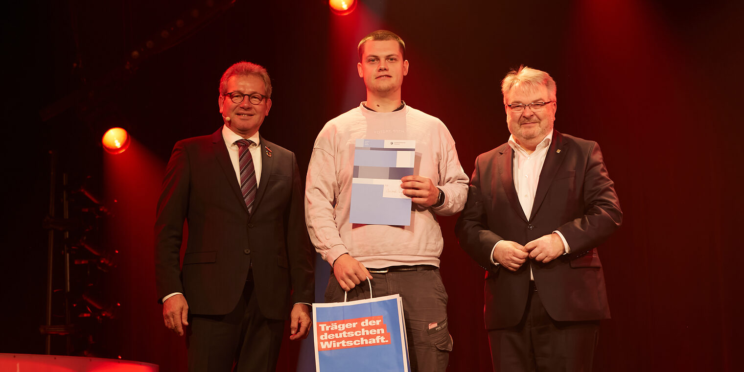 Christoph Knüppel mit Kammerpräsident Thomas Gehre (li.) und Hannovers Bürgermeister Thomas Hermann (re). auf der Bühne.