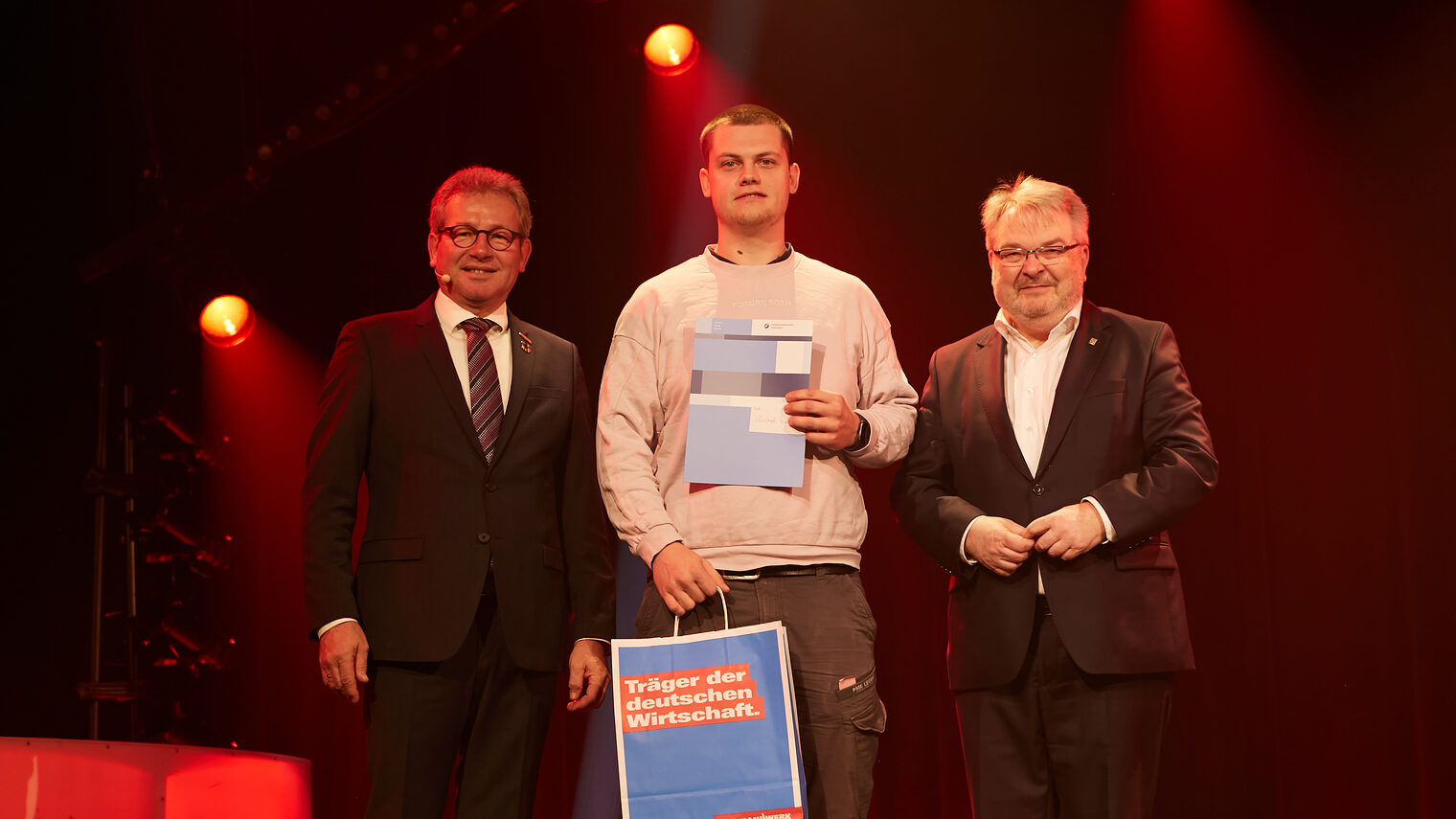 Christoph Knüppel mit Kammerpräsident Thomas Gehre (li.) und Hannovers Bürgermeister Thomas Hermann (re). auf der Bühne.