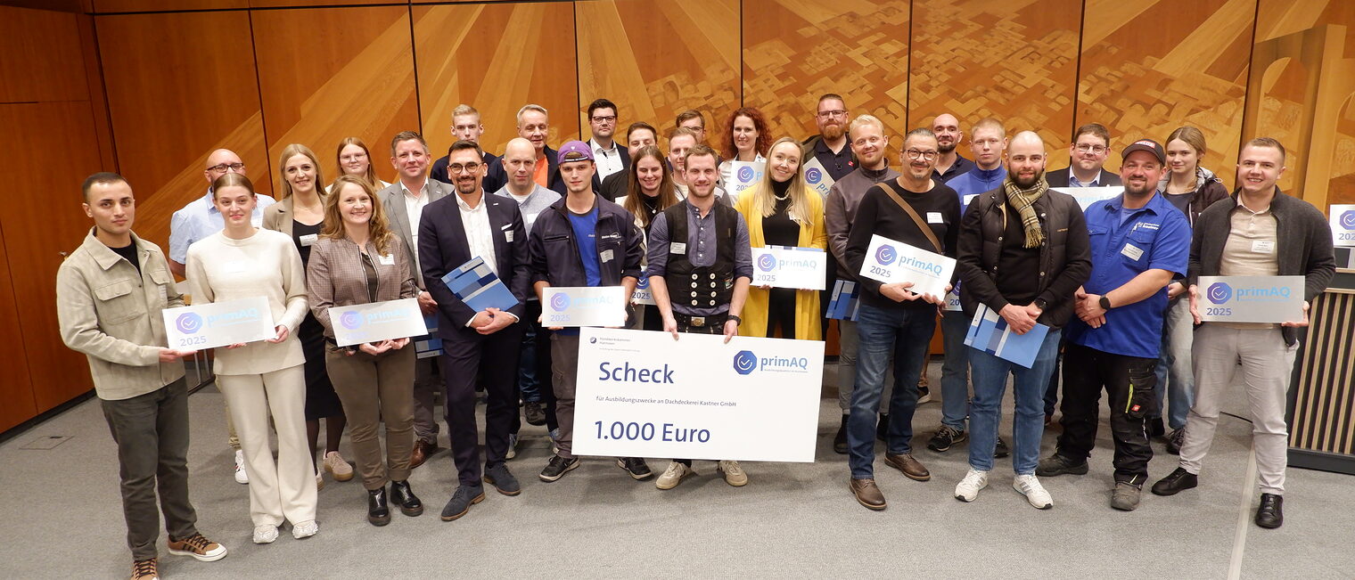 Die ausgezeichneten Handwerkerinnen und Handwerker stellen sich zu einem Gruppenbild auf.