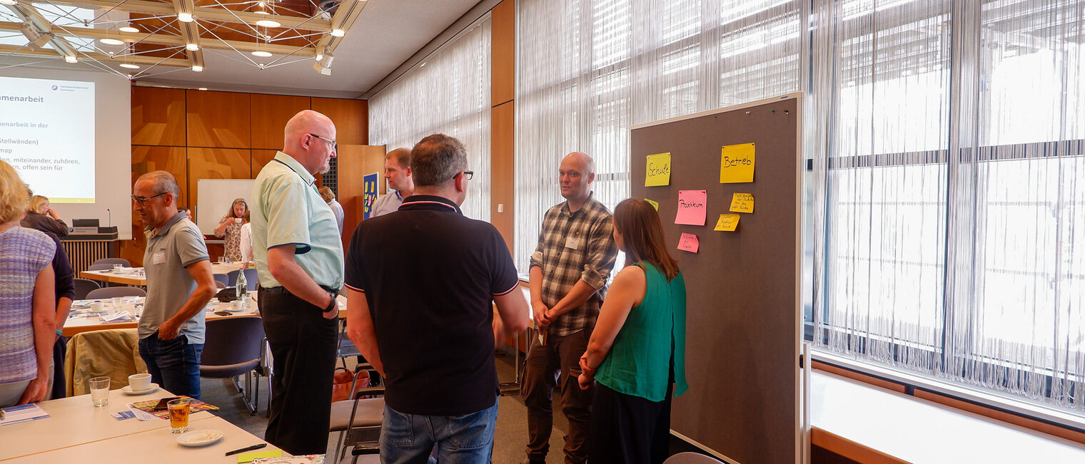Gruppe von Menschen im Austausch