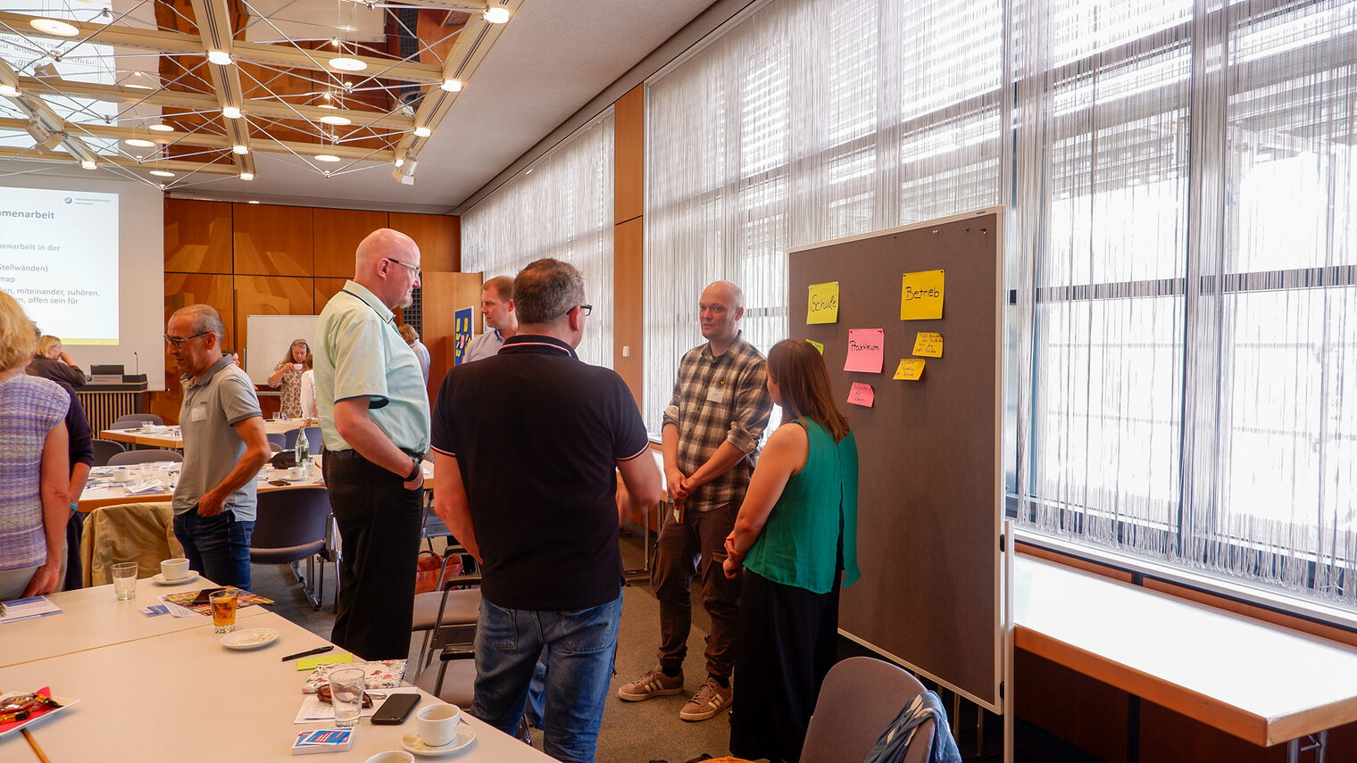 Gruppe von Menschen im Austausch