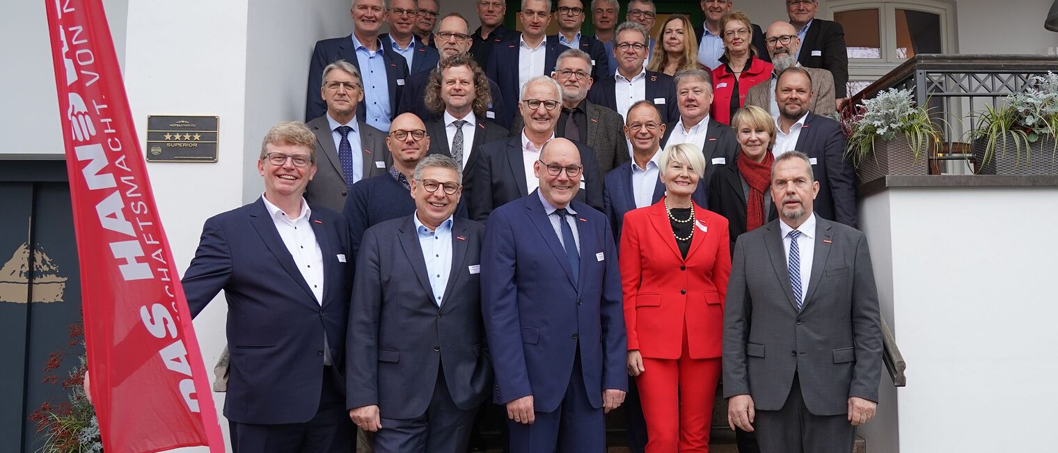 Vertreter und Vertreterinnen der norddeutschen Handwerkskammern als Gruppe vor der Handwerkskammer Cottbus.