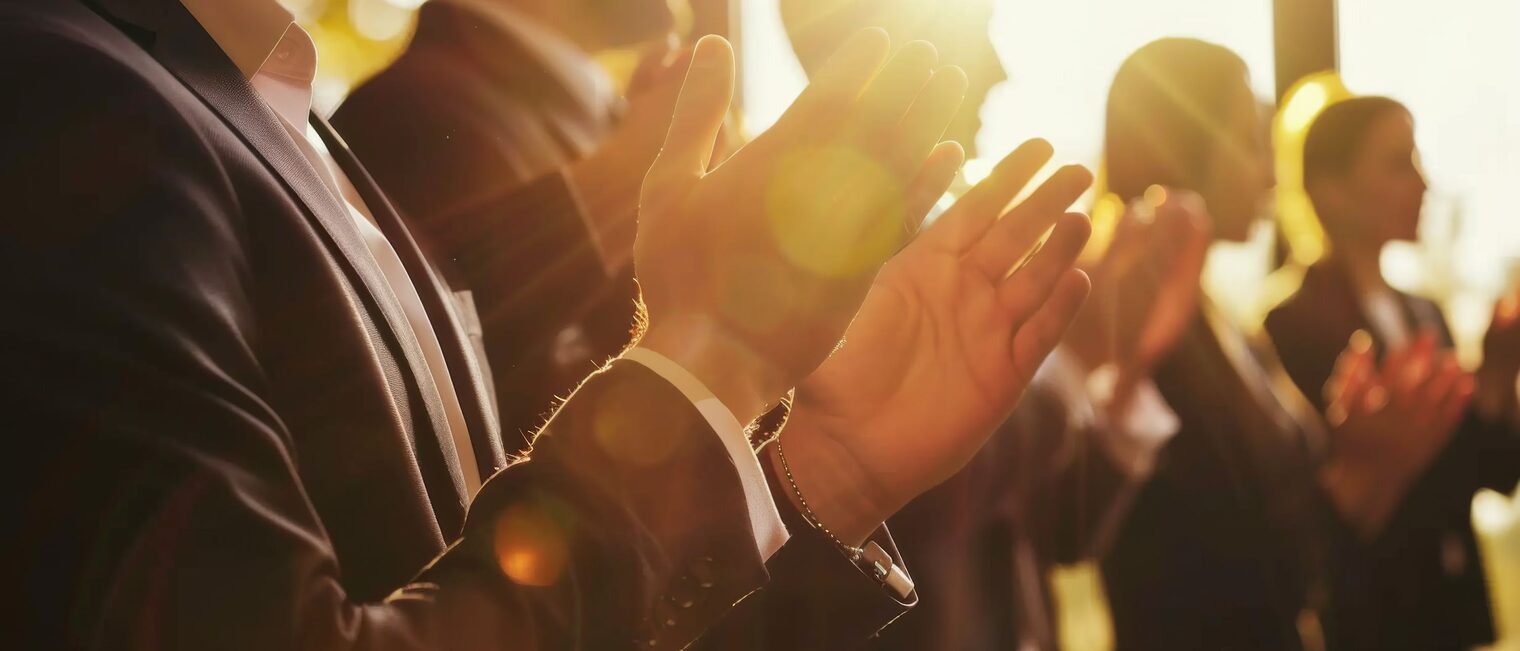 Ausschnitt von klatschenden Menschen