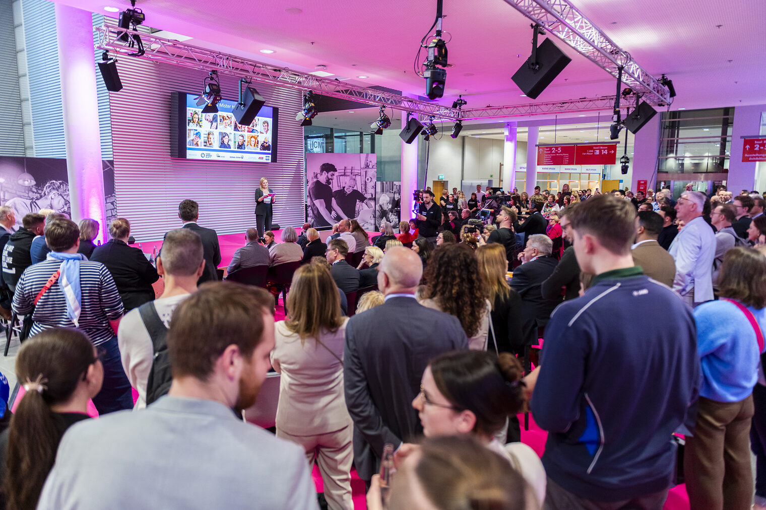 Menschenmenge vor einer Bühne bei dem Kongress Zukunft Handwerk 2025.