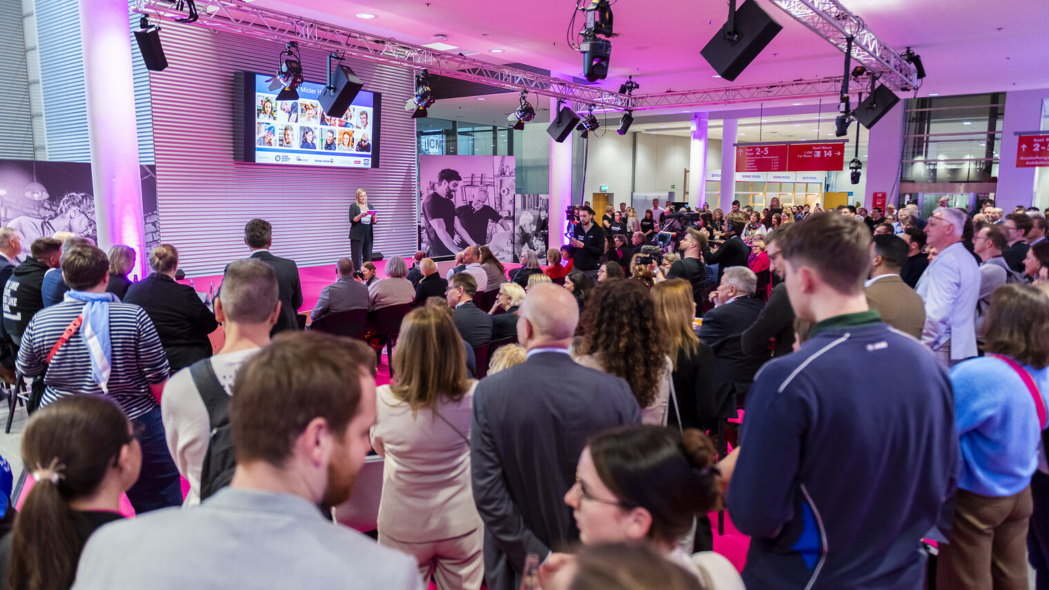 Menschenmenge vor einer Bühne bei dem Kongress Zukunft Handwerk 2025.