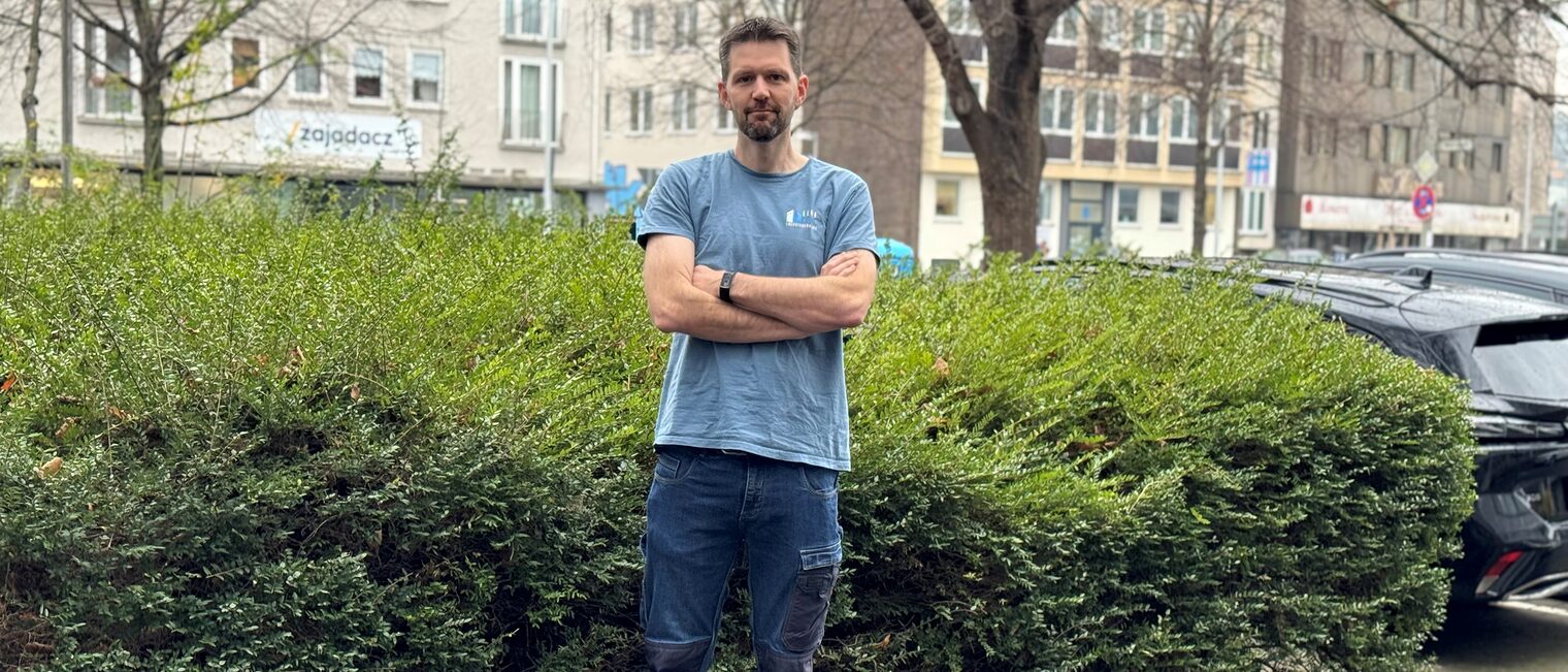 Kim Wiggers mit verschränkten Armen auf dem Außengelände der Handwerkskammer Hannover.