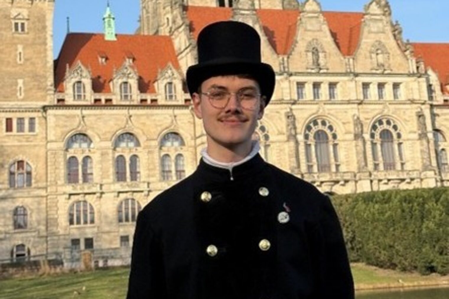 Schornsteinfeger Henner Hölscher vor der Kulisse des neuen Rathauses in Hannover.