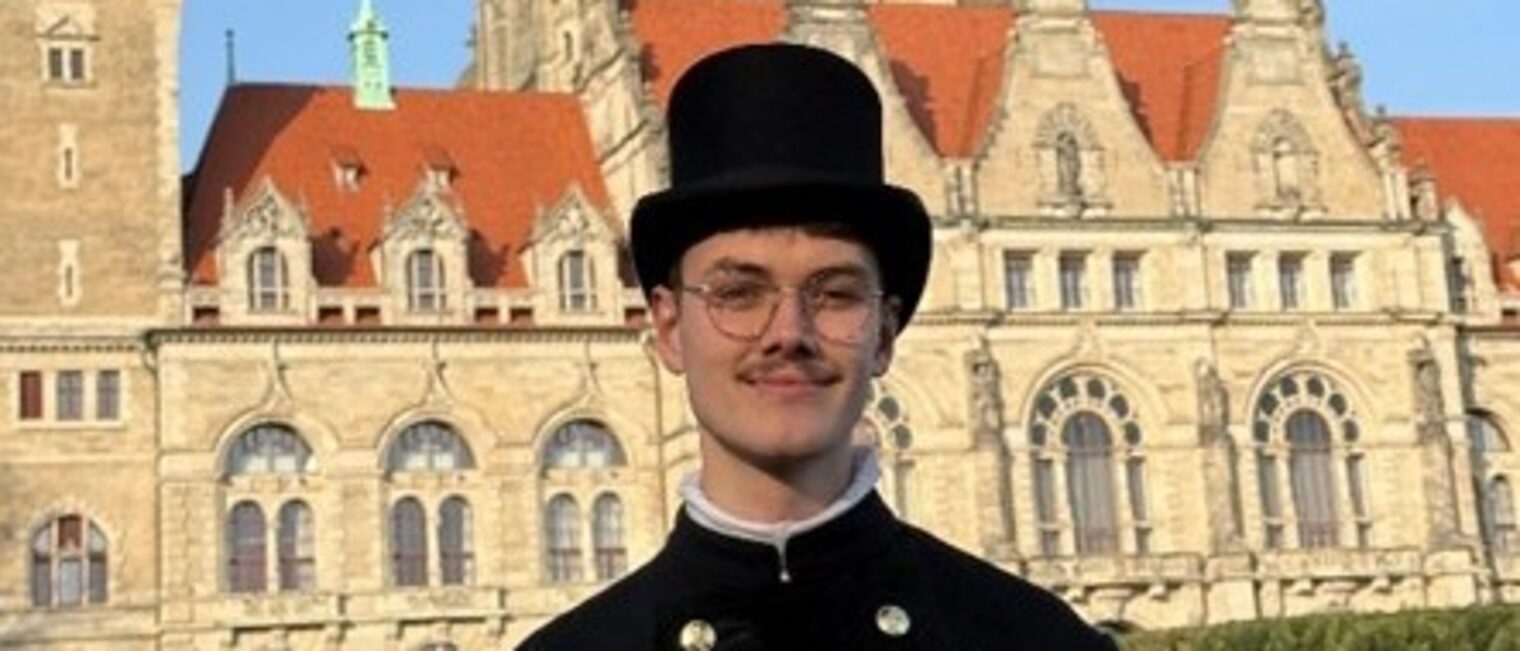 Schornsteinfeger Henner Hölscher vor der Kulisse des neuen Rathauses in Hannover.